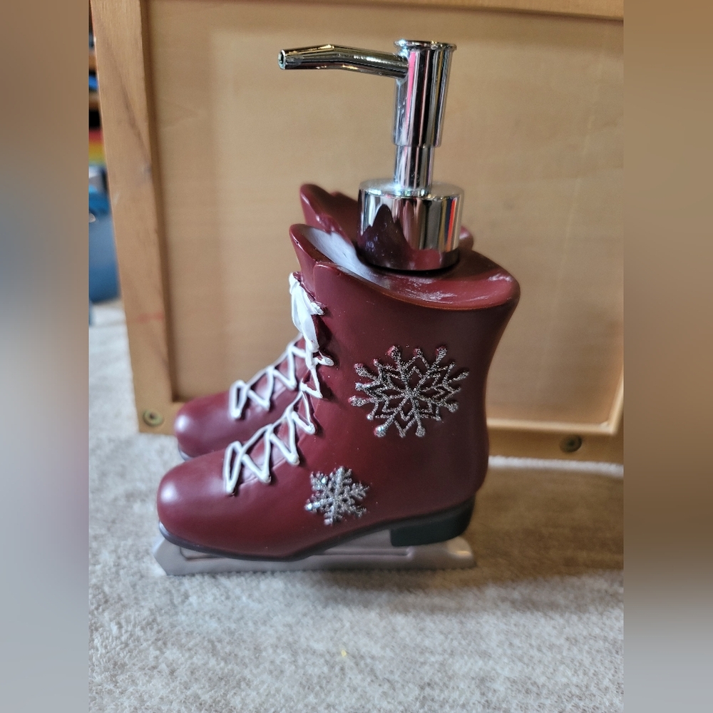 Bath‎ & Body Works Winter Holiday Christmas Ice Skates Soap Lotion Dispenser